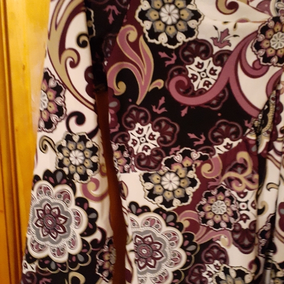 Women's Blouse quarter sleeves beautiful abstract dips in the front - Picture 3 of 5